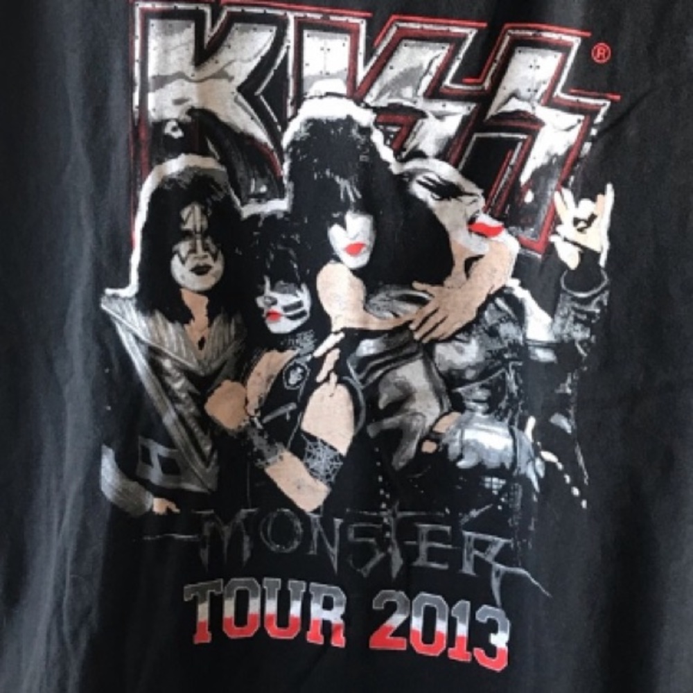 🌸 3 for 20 Kiss t-shirt